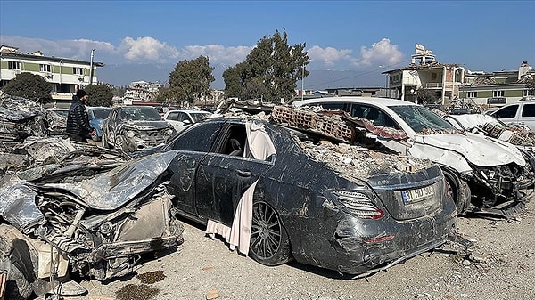 Soruşturma kapsamında Ankara Oto Sanayi’deki dört ayrı oto yedek parçacının dükkanına operasyon yapıldı. Düzenlenen operasyonda dört şüpheli gözaltına alındı.