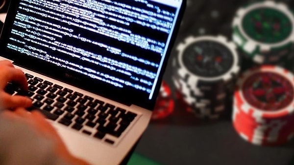 Hürriyet'ten Gizem Coşkunarda'ya konuşan 55 yaşındaki bir danışan, 20 yıl boyunca sanal kumar bağımlılığıyla mücadele ettiğini ve bu süreçte tüm birikimlerini kaybettiğini anlatıyor. Sabahları kumar oynama isteğiyle uyandığını ve bu bağımlılığın hayatını mahvettiğini dile getiriyor.