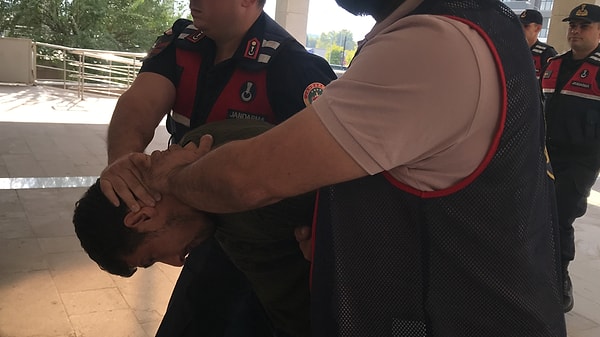 Olay yerinde yapılan incelemenin ardından ceset otopsi için İstanbul Adli Tıp Kurumu'na götürüldü. Gözaltına alınan cani evlat ve eşi yoğun güvenlik önlemleri altında adliyeye sevk edildi.