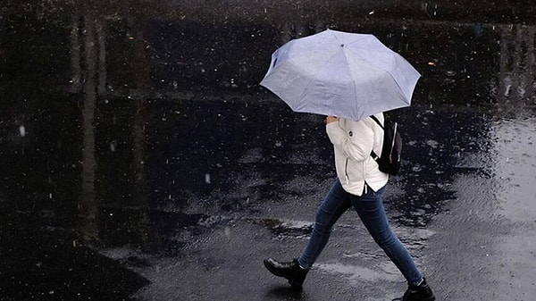 Türkiye'de eylül ayı ile birlikte hava sıcaklıkları düşmüş ve yağışlar etkili olmaya başlamıştı. Ancak meteoroloji uzmanlarına göre kışlıkları erken çıkaranlar için büyük bir sürpriz yolda.