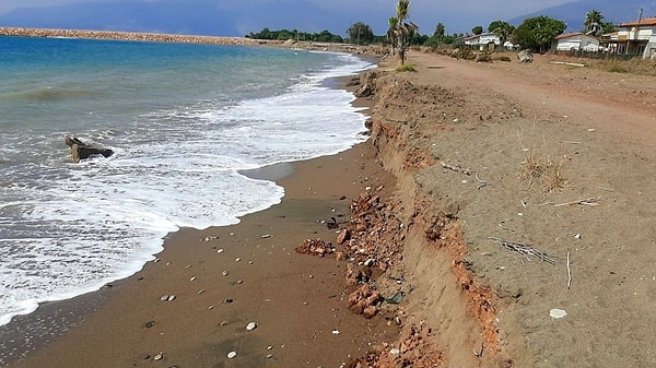 Yürek yakan olay bugün Antalya'nın Kumluca ilçesindeki plajda meydana geldi. 8 yaşındaki Ezgi Yavuz ile Ahmet Serdar Ünver, Obalar mevkisinde yer alan plajda dalgaların oluşturduğu kum tepeciğinin yakınında oynamaya başladı.