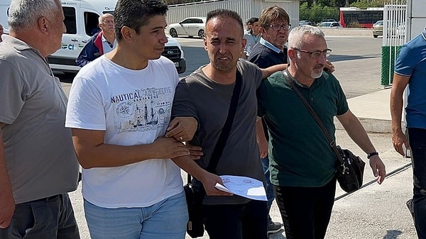 Çocuğun cenazesi, Antalya Adli Tıp Kurumu'ndaki otopsi işlemlerinin ardından ailesine teslim edildi. Acılı aile gözyaşlarına boğuldu.