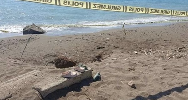 İlköğretim 3'üncü sınıf öğrencisi Ezgi Yavuz'un, nefes borusuna kum kaçması sonucu yaşamını yitirdiği belirlendi. Ahmet Serdar'ın ise tedavisi sürüyor.