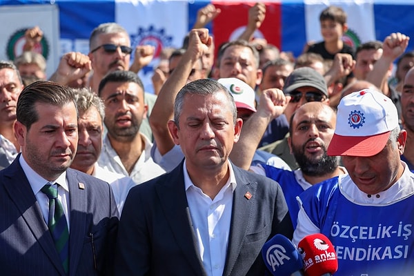 CHP Genel Başkanı Özgür Özel, Hatay'ın Dörtyol ilçesindeki bir firmada çalışan metal işçilerine yaptığı ziyarette, 2025 yılı asgari ücreti için 25 bin liralık rakam telaffuz etti.