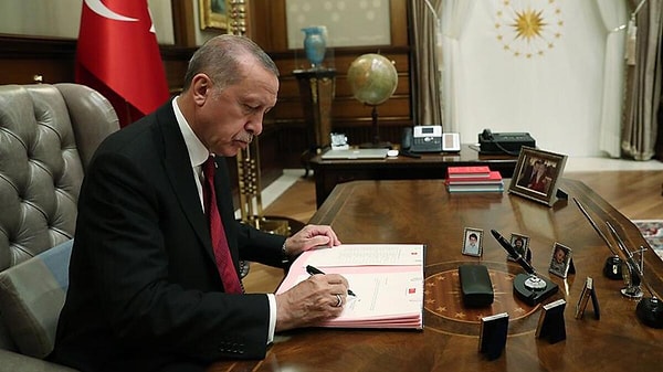 Cumhurbaşkanı Recep Tayyip Erdoğan, dün kabinede ve AKP Genel Başkan Yardımcılarında bazı değişiklikler olabileceğini söylemişti. Erdoğan, "Şimdi bu yeni süreçte de hem genel başkan yardımcılarında bazı değişiklikler olabileceği gibi aynı şekilde kabinede de duruma göre değerlendirmelerimizi yaparız. Orada da bazı değişiklikler olabilir” ifadelerini kullanmıştı.