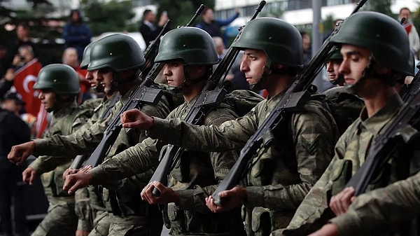 Bedelli askerlik ücreti güncel memur aylık katsayısında yapılan değişikliğe bağlı olarak belirleniyor. Bedelli askerlik ücreti 2024 temmuz-aralık dönemi için 35.261 TL artarak 217.870 TL olmuştu.