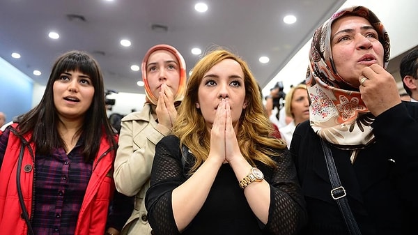 "Tariflendirme sonucunda da bir ‘makbul kadın’ yaklaşımı hakim kılınmak isteniyor. Kadınlar açısından bir dizayn söz konusu" diyen Simge Yardım önümüzdeki süreçte daha fazla disiplin soruşturması açılabileceğini de vurguladı. Yıldırım sözlerini şöyle sürdürdü: 👇