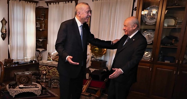 Cumhurbaşkanı Erdoğan, AKP Genişletilmiş İl Başkanları Toplantısı'nda yaptığı konuşmada, Bahçeli'nin çağrısı için 'tarihi fırsat penceresi' ifadesini kullandı ve destek verdi.