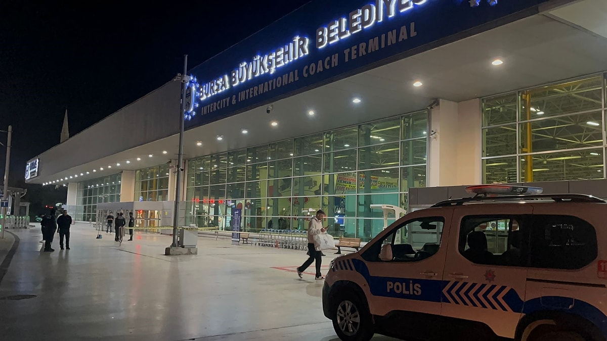 Olay, 04.30 sıralarında Bursa Şehirler Arası Otobüs Terminali'nde yaşandı. İ.S., husumetlisi olduğunu iddia ettiği Hüseyin B.'yi otogara kadar izledi.