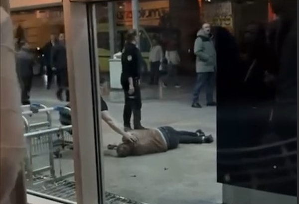 Yaralı Hüseyin B.'nin ilk müdahalesi olay yerinde yapılırken, terminal içerisindeki vatandaşlar durumu film izler gibi izledi. Bacağından yaralanan Hüseyin B., ilk müdahalesinin ardından Bursa Şehir Hastanesi'ne kaldırıldı.