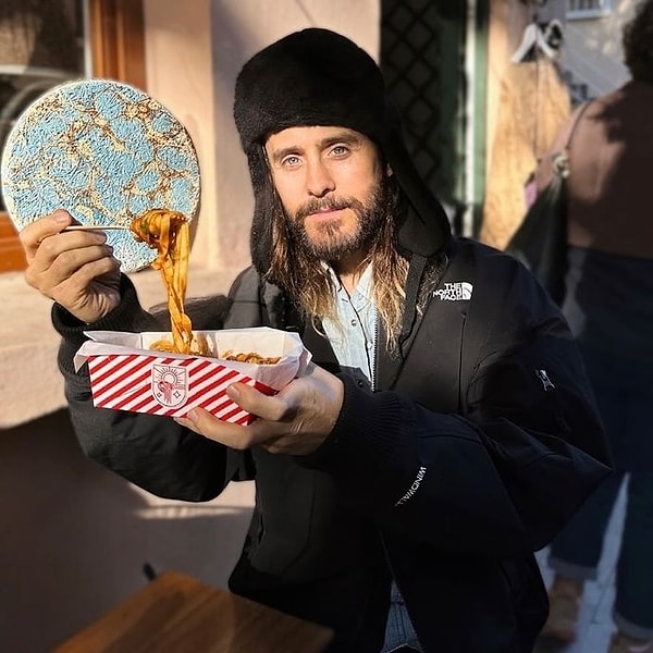 52 yaşındaki Leto, önce İstanbul Kuzguncuk'ta makarna yerken görüntülerini paylaştı.