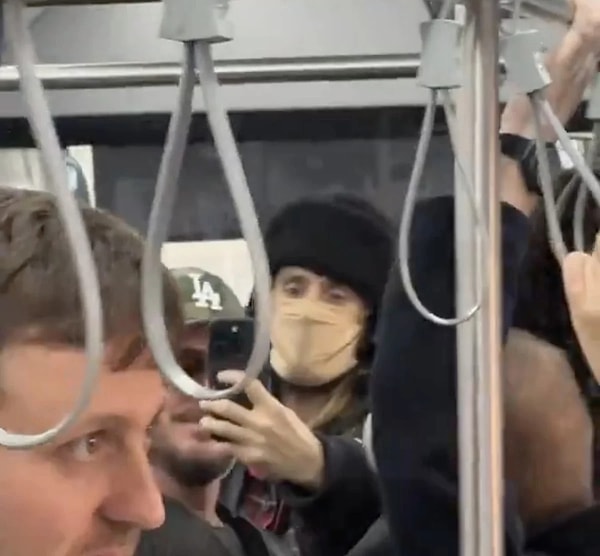 Dünyaca ünlü isim İstanbul seyahatinde kanayan yara haline gelen taksi sorunuyla da yüzleşti. Taksi bulamadığı belirtilen Leto, belediye otobüsü ile seyahat edip bu anları da paylaştı.