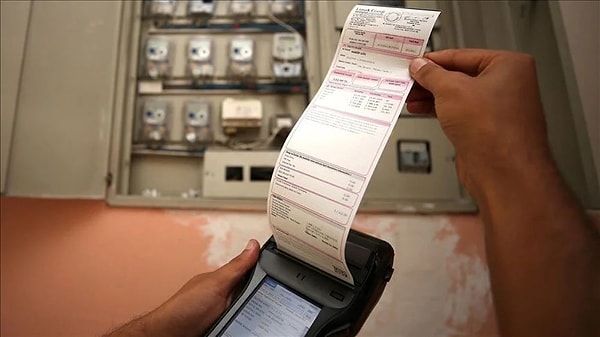 Elektirik tüketimi yüksek haneler için bu kış oldukça zor geçecek. Devlet, yüksek tüketimi olan mesken aboneleri için şubat ayından itibaren sübvansiyonlu fiyat uygulamasını bitiriyor.