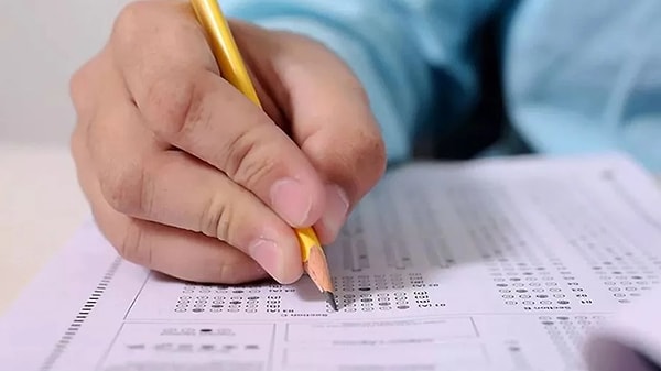 Yabancı dil seviyesini ölçmek için yapılan YDS/2, bugün yani 3 Kasım tarihinde 89 sınav merkezinde gerçekleşti. Saat 10.15'te başlayan ve 180 dakika süren sınav saat 13.15'te sona erdi. Adaylar saat 10.00'dan sonra sınav binalarına alınmadı.