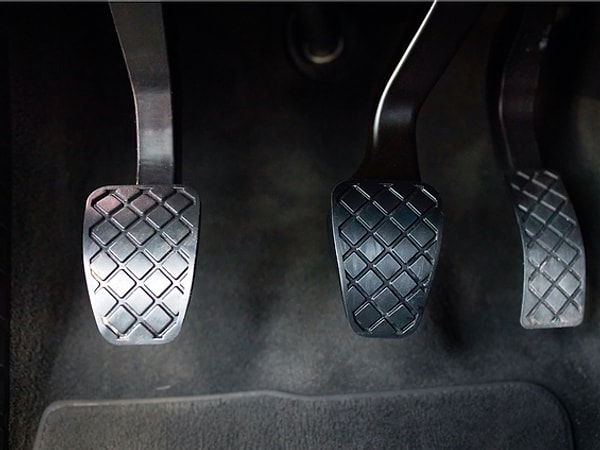 Öncelikle kuru bir zeminde araç kullanıyorsanız, debriyaj ve gaz pedalını düzgün bir şekilde kullanmalısınız. Bu tür zeminlerde patinajı önlemek için debriyaj pedalının kavrama noktasını doğru bir şekilde anlamalı ve motor devri 1500 civarına geldiğinde ayağınızı debriyajdan hafifçe çekmelisiniz.