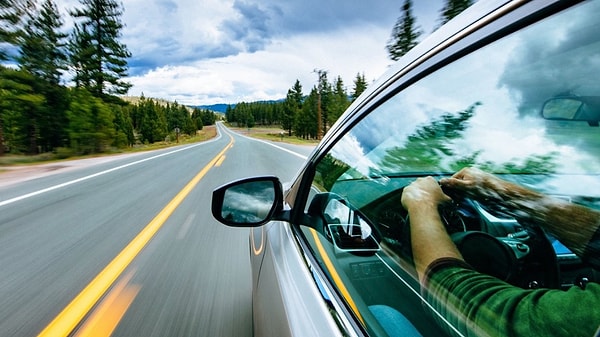 Ancak yüksek hızda araba kullanırken yahut zorlu bir zeminde seyir halindeyken kayma ve patinajı engellemek için daha etkili önlemlere ihtiyacınız var.