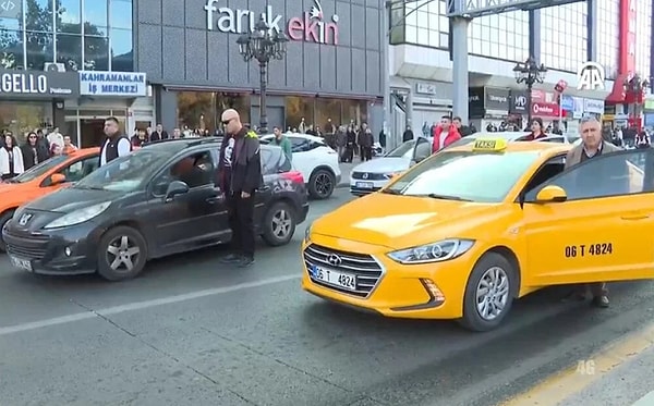 Atatürk’ün hayata gözlerini yumduğu 09.05’te sirenlerin çalmasıyla, aracında olanlar vatandaşlar araçlarından inerek saygı duruşu yaptı.