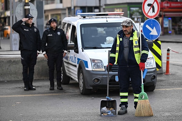 Türk halkı, kentlerin işlek caddelerinde, köprü ve meydanlarında Atatürk için saygı duruşunda bulunuldu.