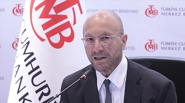 Asgari ücrette 'ileriye dönük endeksleme' tartışmaları Merkez Bankası (MB) Başkan Yardımcısı Dr. Cevdet Akçay'ın "Bir noktada hem kamuda hem özelde ileriye dönük endekslemeye geçmek zorundayız. Ben bu konjonktürün bunun için uygun olduğu kanaatindeyim" sözleriyle başladı.