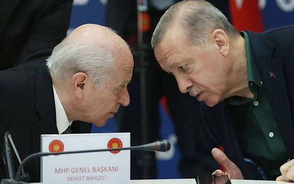 “Bahçeli’nin bu görüntüler üzerine ikna olarak üç vekilin istifasını talep ettiği doğrulanmamış ama hemen hemen herkesin bildiği kesin bir bilgi” diyen Altaylı şöyle devam etti: