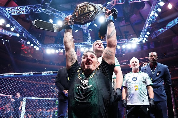 Bu dönemde, ağır sıklette Tom Aspinall'in yükselişi ise oldukça dikkat çekti. 31 yaşındaki ünlü dövüşçü şu anda UFC'nin ağır sıkletinin geçici şampiyonu.