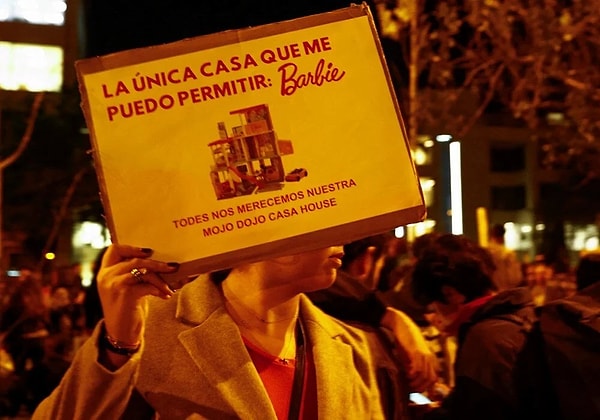 Katalan Konut Ajansı'nın verilerine göre, Barselona'da 2024'ün ikinci çeyreğinde kira bedelleri, 2014'ün aynı dönemine kıyasla neredeyse yüzde 70 yükseldi. Geçtiğimiz ay İspanya'nın başkenti Madrid'de de benzer bir protesto düzenlenmiş ve konut sorununa dikkat çekilmişti.