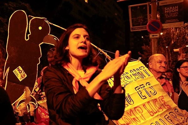 Barselona'nın merkezinde yaşayan bir eylemci, "Bir işçi maaşıyla ev kirası ödemek imkansız hale geldi. Bu durum, insanları şehirden uzaklaştırıyor ve sosyal adaletsizliği derinleştiriyor." diyerek yaşadığı zorlukları dile getirdi.