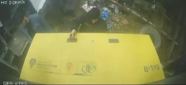 Otobüste takip sistemi vardı ve polis tarafından yapılan incelemede, otobüsün Tuzla Orhanlı Mahallesi Demokrasi Caddesi'nde olduğu tespit edildi. Otobüsün park halinde olduğu, çıkma araç parçaları satan iş yerine baskın yapıldı.