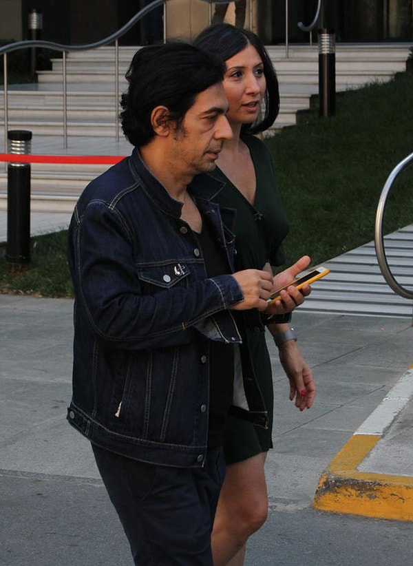 Şimdilerde durgun kendisi... Kanıt dizisinden tanıdığımız Adlı Tıp Uzmanı Sevil Atasoy'un kızı Selin Atasoy'la ile beraber Bayülgen.