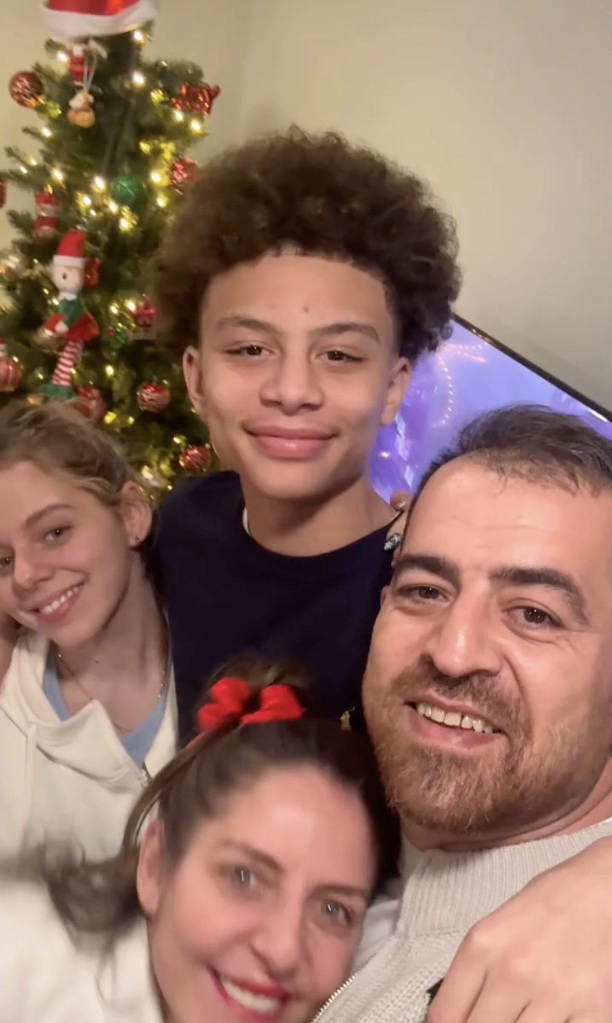 Çalıştığı sette görüntü yönetmeni olarak çalışan İlker Yasin Solmaz ile 2008'de Assos'ta evlenen Defne Joy Foster, 2009 yılında da Can'ı kucağına almıştı.